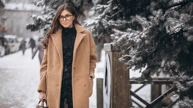 Слои тепла: Как носить пальто в капризный декабрь