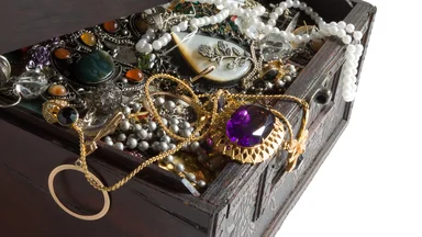 Цвет, энергия и немного магии: какие украшения станут личными амулетами в 2026 году