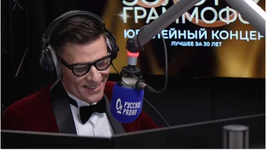 Началась прямая трансляция из выездной студии «Русского Радио»  в честь юбилейного концерта к 30-летию Премии «Золотой Граммофон»