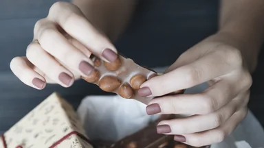 Зимняя палитра: как молочно-шоколадный маникюр стал главным трендом сезона