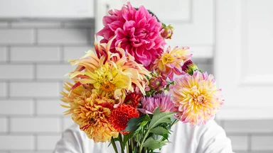 Маленький бюджет, большая радость: какой букет выбрать на День матери