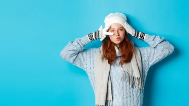 Как носить джинсы зимой и не мёрзнуть: стильные образы, которые согреют лучше шубы