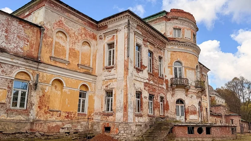 Началась реставрация главного дома усадьбы Михайловское