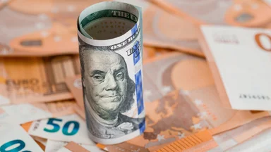Почему россияне продают доллары и евро