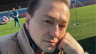 Сергей Безруков делится фото со съёмок фильма о футболе 