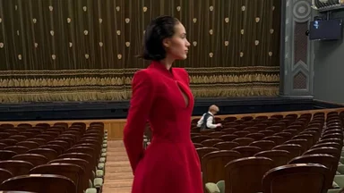 Алина Загитова предстала в изящном образе на балете в Большом театре