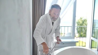 Безопасность без ремонта: как сделать ванную удобной для пожилого человека