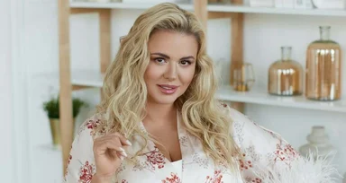 «Вы можете посвятить это время себе»: Анна Семенович рассказала о плюсах одиночества