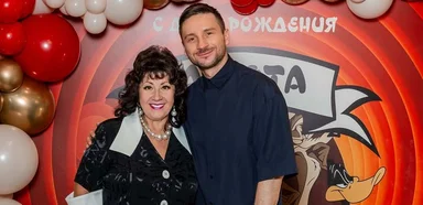 «Какое счастье наблюдать за детскими эмоциями»: мать Сергея Лазарева показала редкие фото с внуками на отдыхе