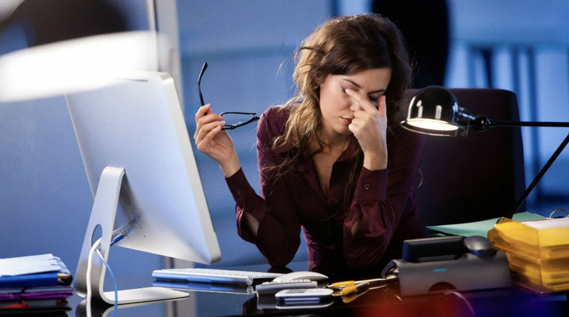 Устала света. Компьютер и зрение. Воздействие компьютера на зрение. Уставшая девушка в офисе. Человек и компьютер усталость.